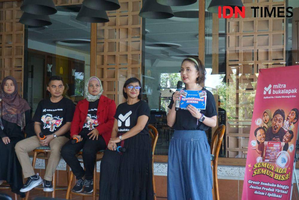 Zulfikar, seorang mantan customer service sebuah bank berhasil mewujudkan impiannya membeli rumah baru lewat usaha kios pulsa (IDNTimes/Tunggul Damarjati)