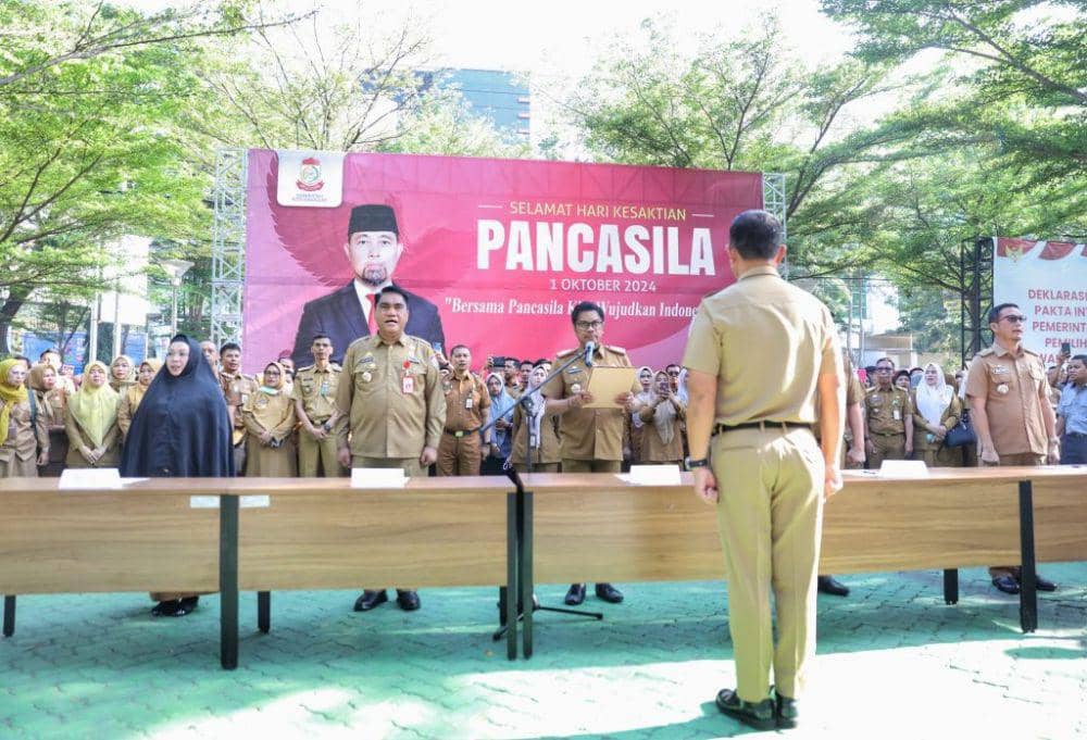 Pjs Wali Kota Makassar Andi Arwin Azis menyaksikan ikrar deklarasi netralitas ASN lingkup Pemkot Makassar, Selasa (1/10/2024). (Dok. Istimewa)