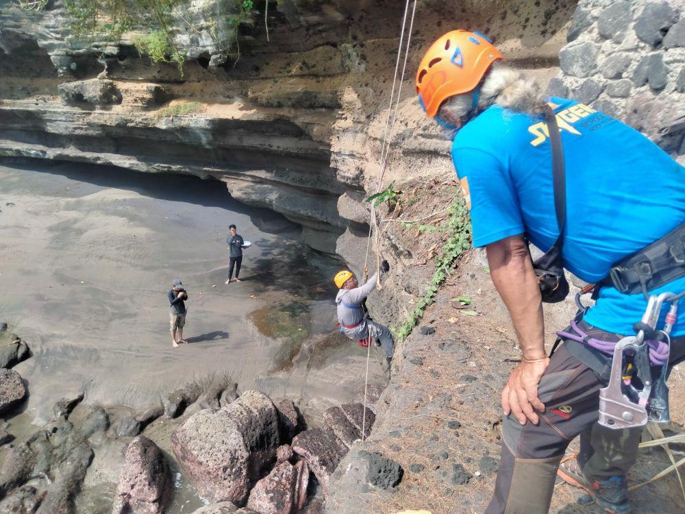 Tebing Pura Batu Bolong Tabanan yang Retak Dipasangi Patok