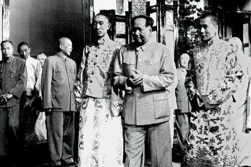Pada 11 September 1954, Ketua Pemerintahan Rakyat Pusat, Mao Zedong, bertem dengan Dalai Lama dan Panchen Lama yang datang ke Beijing untuk menghadiri sidang pertama Kongres Rakyat Nasional di Zhongnanhai. (commons.wikimedia.org/Unknown author)