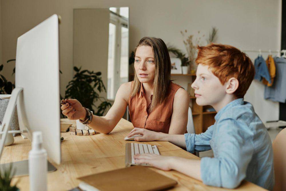 ilustrasi cara hindari tiger parenting pada anak(pexels.com/Julia M Cameron)