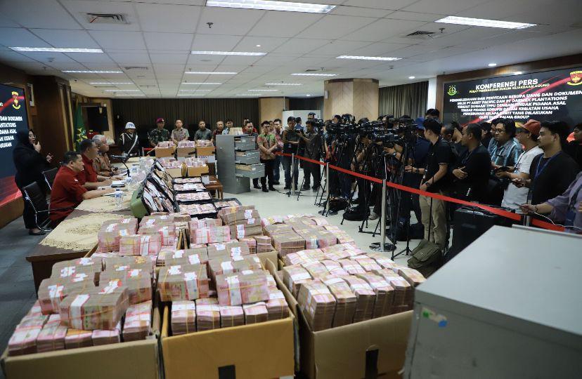 Barang bukti uang yang disita dari PT Asset Pacific terkait korupsi Duta Palma Grup (Dok. Kejagung)