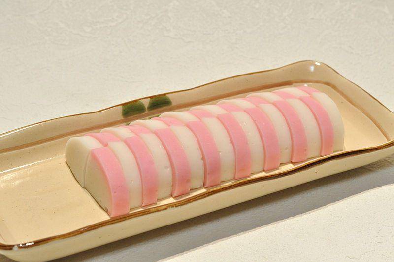 ilustrasi kamaboko (commons.wikimedia.org/Ocdp)