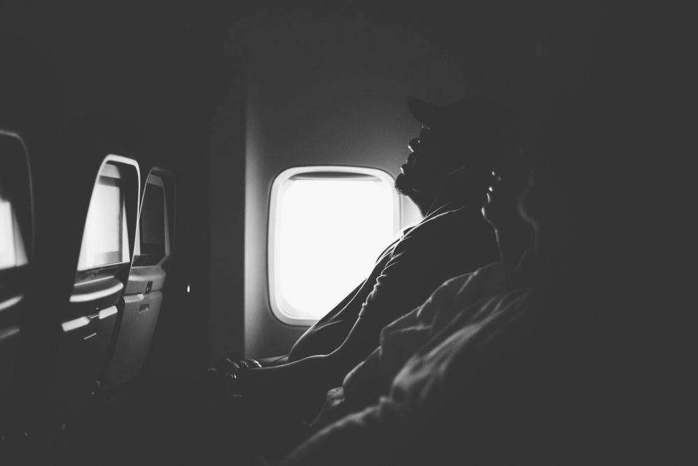 Ilustrasi orang tidur di pesawat (unsplash.com/Annie Williams)