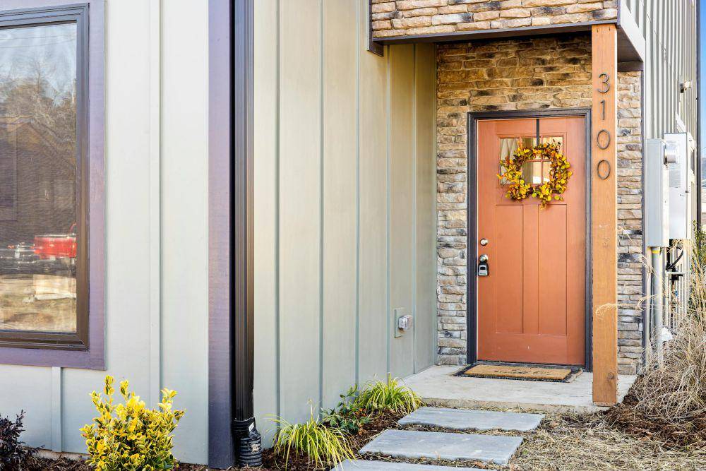 inspirasi desain outdoor rumah dengan aksen batu bata (pexels.com/Curtis Adams)