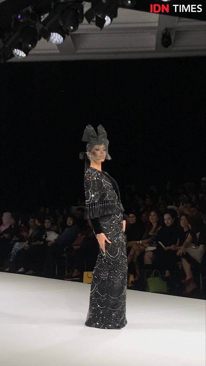 Potret koleksi Ivan Gunawan di The Langham Fashion Soiree . 1 Oktober 2024. (IDN Times/Hani Safanja)