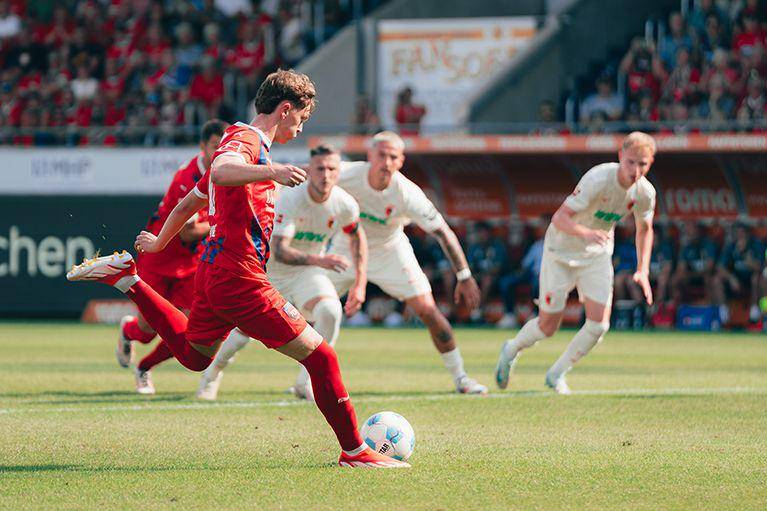 FC Heidenheim melawan FC Augsburg di Bundesliga 2024/2025. (fc-heidenheim.de)