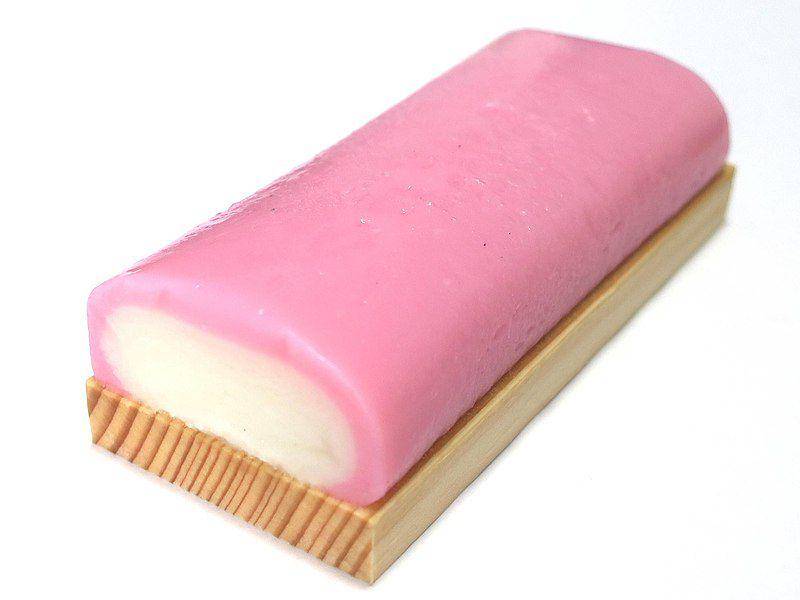 ilustrasi kamaboko merah (commons.wikimedia.org/Qurren)