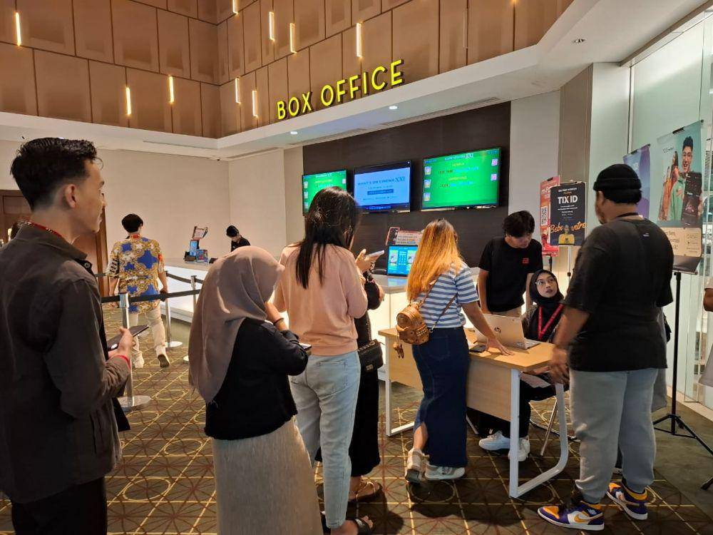 Antrian tiket untuk nonton bareng film Home Sweet Loan di Mall Boemi Kedaton. (IDN Times/Muhaimin)