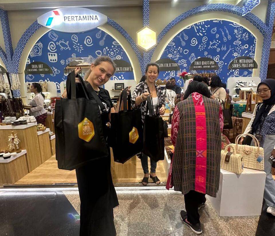 PT Pertamina (Persero) kembali melibatkan Usaha Mikro Kecil Menengah (UMKM) binaannya dalam pameran kerajinan terbesar di Asia Tenggara, International Handicraft Trade Fair (INACRAFT). (Dok. Pertamina)