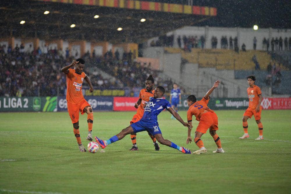 Pemain PSPS Pekanbaru Jhon Edi Mena Perez saat dijaga ketat 3 pemain Dejan FC (IDN Times/ dok PSPS Pekanbaru)