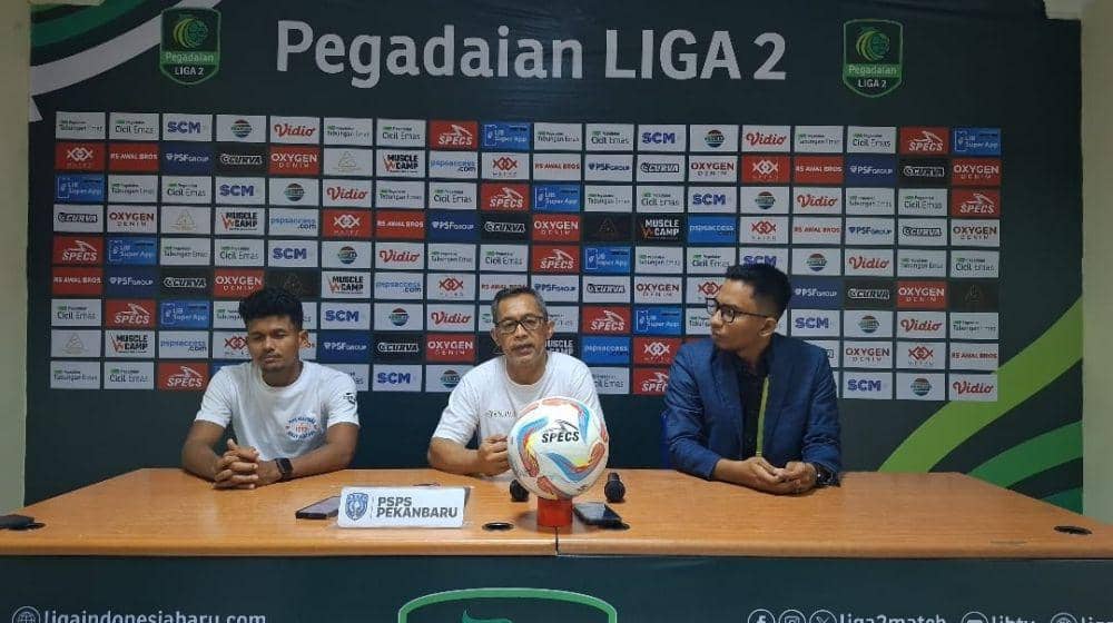 Pelatih PSPS Pekanbaru Aji Santoso saat memberikan keterangan pers usai laga melawan Dejan FC (IDN Times/ Fanny Rizano)