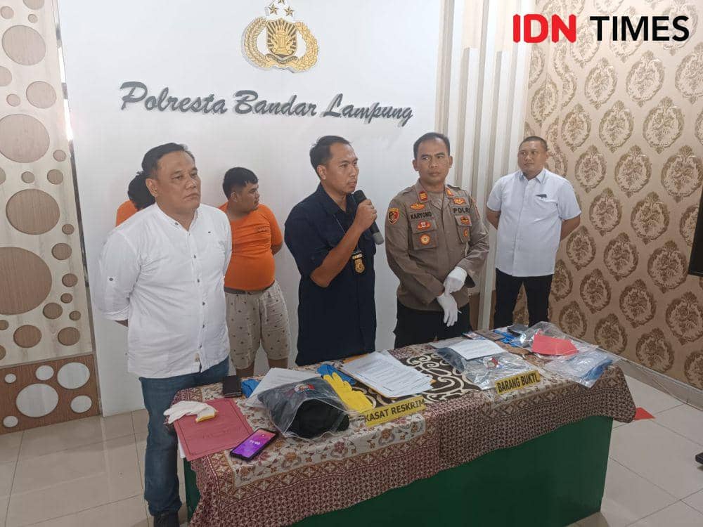 300218