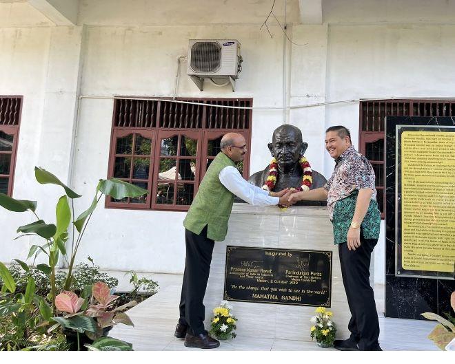HUT ke-155 Mahatma Ghandi, Konjen India Medan Hadirkan Patung Perunggu