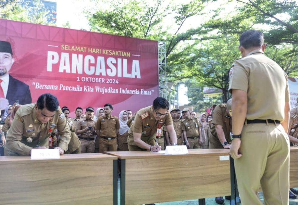 Pjs Wali Kota Makassar Andi Arwin Azis menyaksikan ikrar deklarasi netralitas ASN lingkup Pemkot Makassar, Selasa (1/10/2024). (Dok. Istimewa)