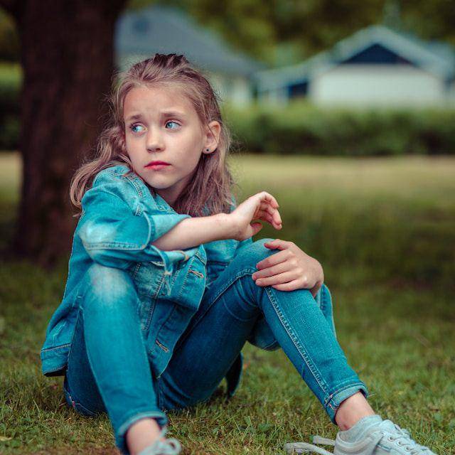 Ilustrasi anak seorang diri (unsplash.com/🇸🇮 Janko Ferlič)