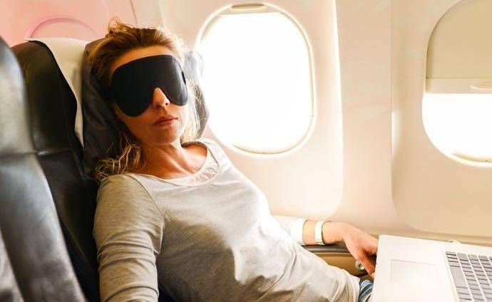 Potret penumpang tidur di pesawat dengan sleep mask (jetstar.com)