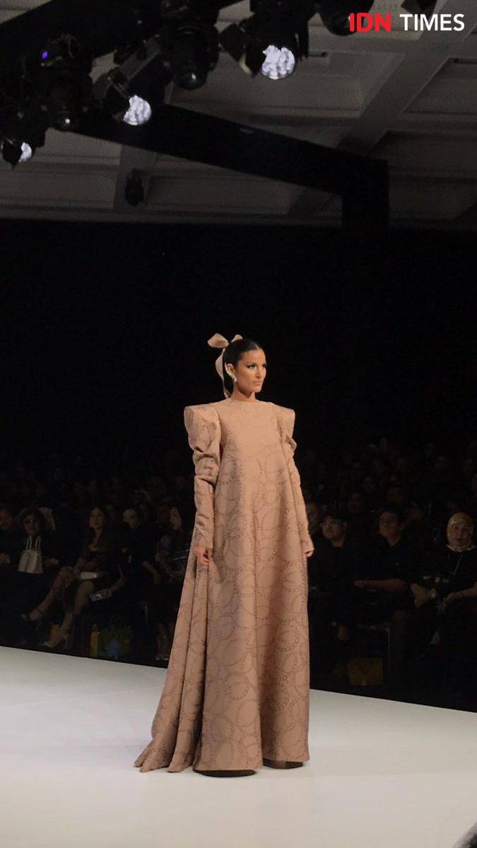 Potret koleksi Ivan Gunawan di The Langham Fashion Soiree. 1 Oktober 2024. (IDN Times/Hani Safanja)
