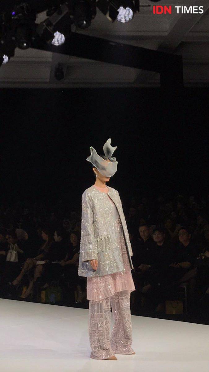 Potret koleksi Ivan Gunawan di The Langham Fashion Soiree . 1 Oktober 2024. (IDN Times/Hani Safanja)