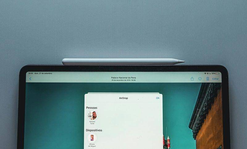 ilustrasi menyalakan AirDrop di iPad (unsplash.com/Miguel Tomás)
