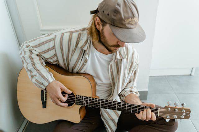 ilustrasi bermain alat musik (pexels.com/MART PRODUCTION)