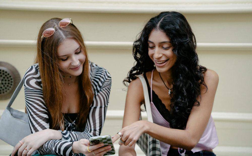 ilustrasi berinteraksi dengan orang (pexels.com/Mizuno K)