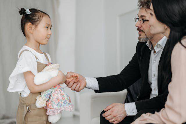 Ilustrasi orang tua dan anak (pexels.com/Pavel Danilyuk)