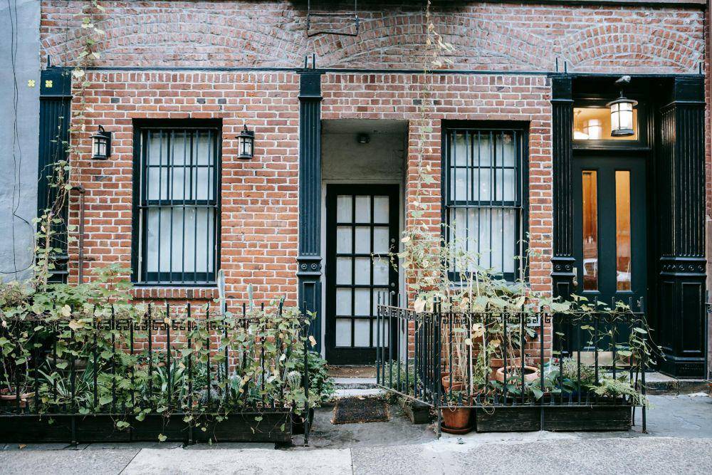 inspirasi bangunan outdoor dengan batu bata (pexels.com/Charles Parker)