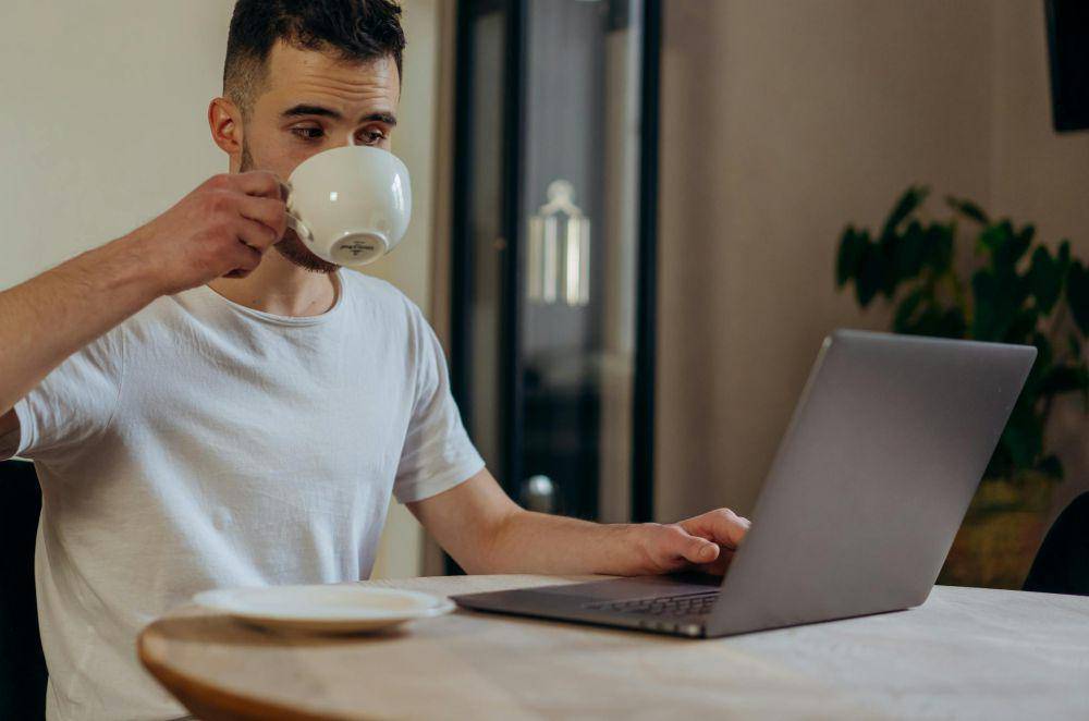 ilustrasi pria minum secangkir kopi (pexels.com/Mikhail Nilov)