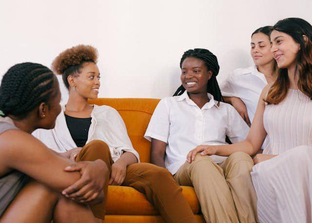 ilustrasi berkumpul dengan teman (pexels.com/RF._.studio)