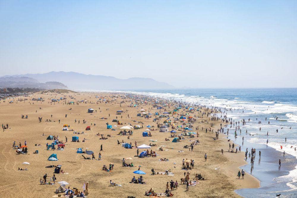 ilustrasi pantai yang terlalu padat pengunjung (pexels.com/Robert So)