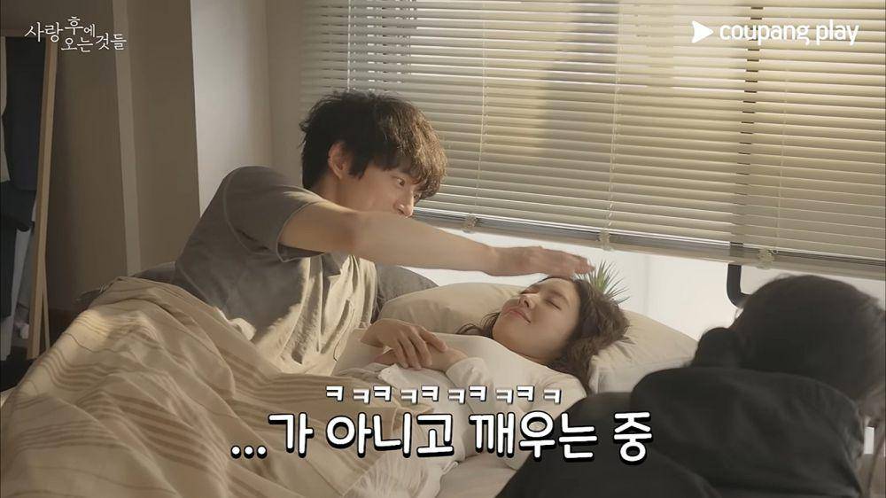 potret Lee Se Young dan Sakaguchi Kentaro di balik layar What Comes After Love (dok. YouTube/ Coupang Play)