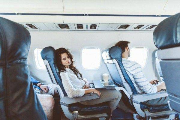 Ilustrasi penumpang tidur di pesawat (qantas.com)