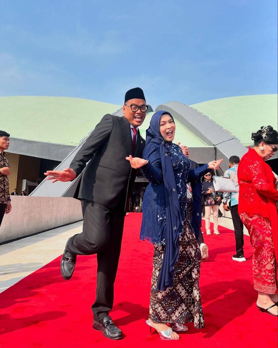 Momen mesra uya kuya dan sang istri saat pelantikan DPR RI (Instagram.com/king_uya kuya)