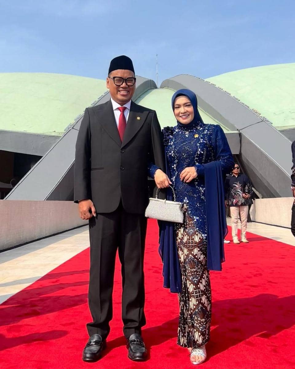 Potret Mesra uya kuya dengan sang istri saat pelantikan DPR RI (Instagram.com/king_uya kuya)