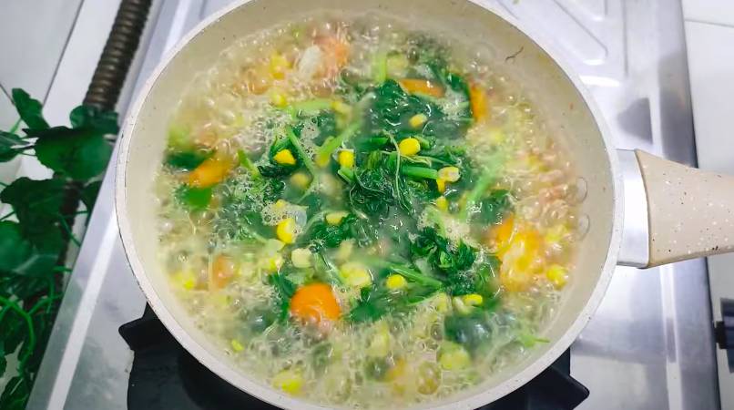 ilustrasi memasak sayur bening bayam (YouTube.com/Dapurnya NenyS)