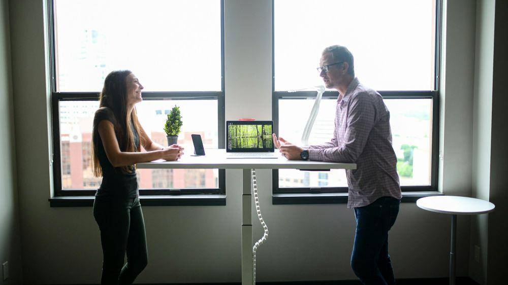 Ilustrasi rekan kerja (unsplash.com/TheStandingDesk)