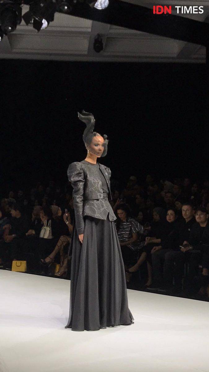 Potret koleksi Ivan Gunawan di The Langham Fashion Soiree . 1 Oktober 2024. (IDN Times/Hani Safanja)