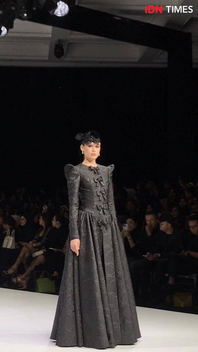 Potret koleksi Ivan Gunawan di The Langham Fashion Soiree. 1 Oktober 2024. (IDN Times/Hani Safanja)
