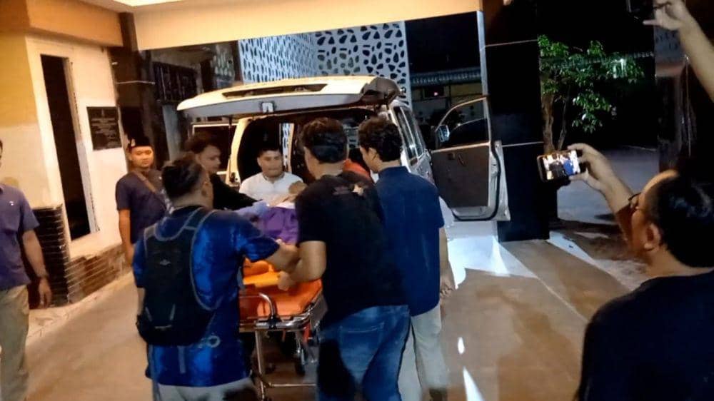 Tersangka pencabulan santriwati saat dibawa ke rumah sakit. IDN Times/ istimewa