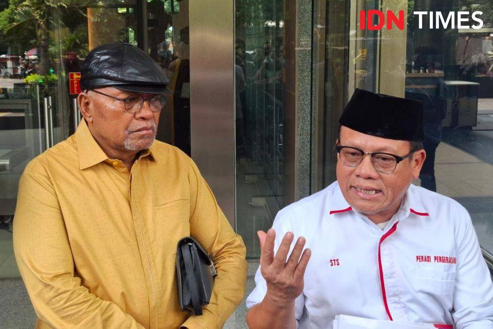 IPW Laporkan pemotongan tunjangan Hakim Agung ke KPK pada Rabu (2/10/2024). (IDN Times/Aryodamar)