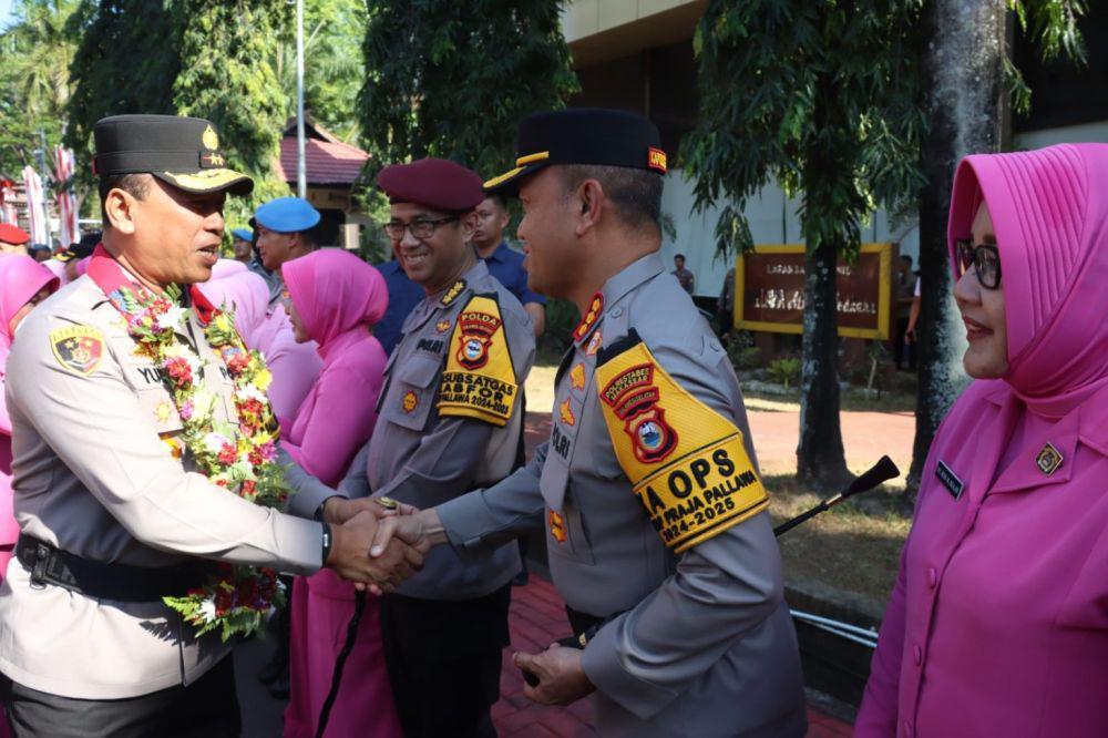Kapolda Sulsel Irjen Yudhiawan Disambut Tradisi Angngaru