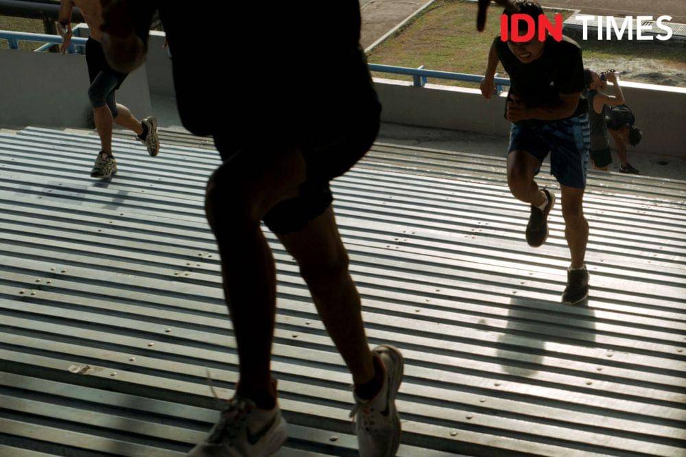 Para atlet Peparnas Sumatra Utara berlatih di Stadion Universitas Negeri Medan, Sabtu (27/7/2024). (Mirza Baihaqie for IDN Times)