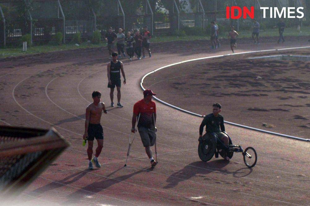 Para atlet Peparnas Sumatra Utara berlatih di Stadion Universitas Negeri Medan, Sabtu (27/7/2024). (Mirza Baihaqie for IDN Times)