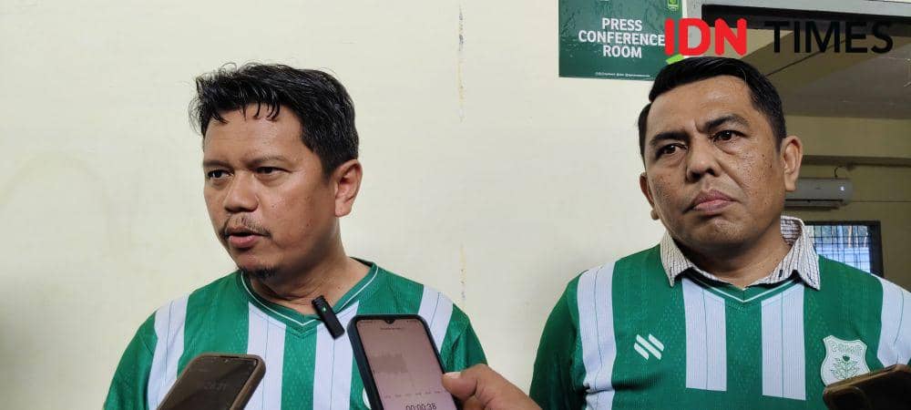 Prof Ridha dan Abdul Rani usai nonton PSMS versus FC Bekasi City di Stadion Baharuddin Siregar, Lubukpakam, Rabu (2/10/2024)