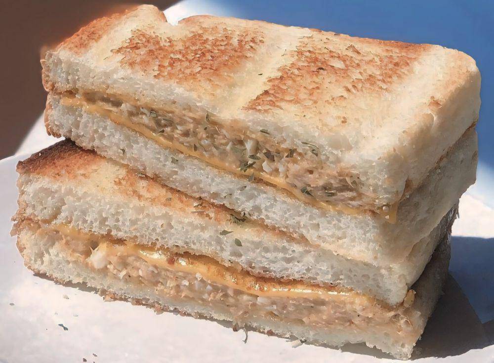 potret hidangan tuna mayo toast di Hang Tuah Kopi (instagram.com/hangtuahid)