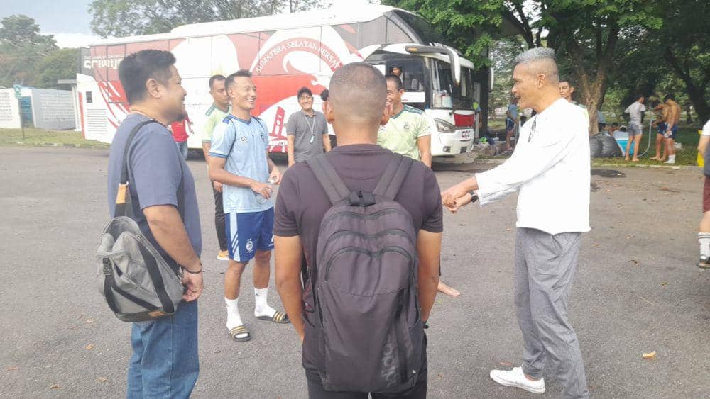 Hendri Susilo tiba di Palembang dan langsung mendampingi Sriwijaya FC (Dok. Media Officer Sriwijaya FC)