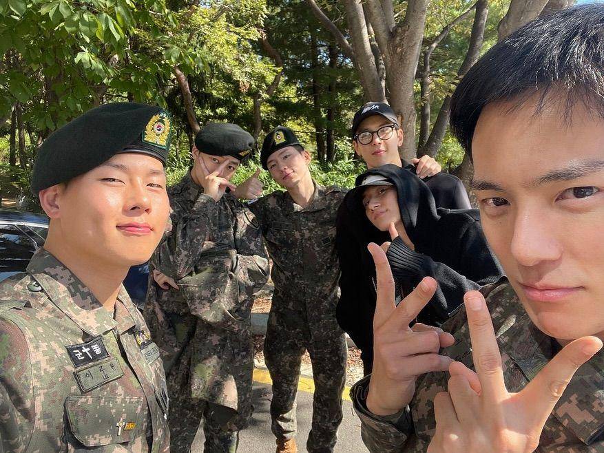 potret Minhyuk MONSTA X keluar wamil (x.com/OfficialMonstaX)