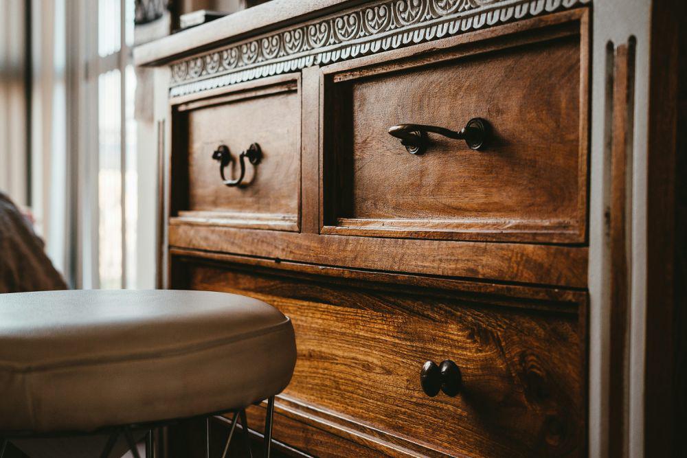 8 Inspirasi Drawer Kayu untuk Hunian Konsep Farmhouse, Awet Menahun