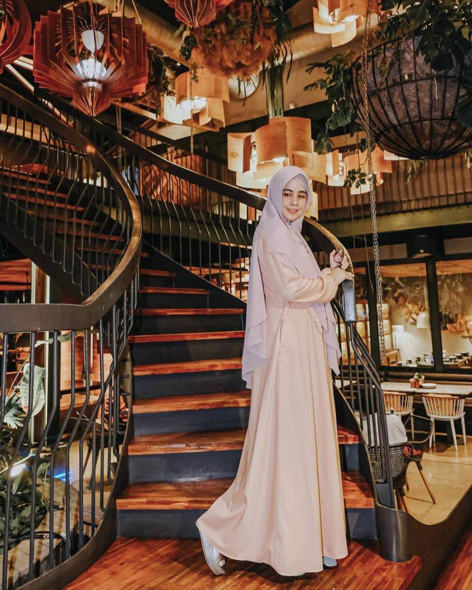 ide OOTD hijab simpel ala Risty Tagor (instagram.com/ristytagor)